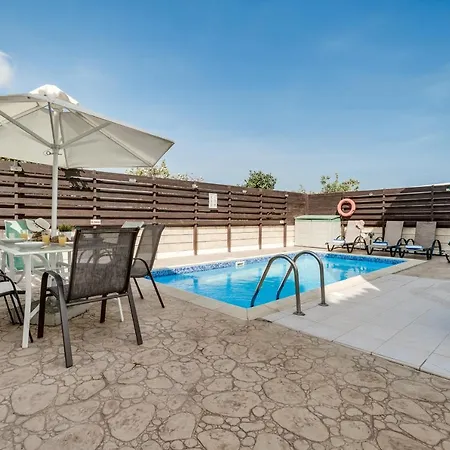 Villa Dafni *